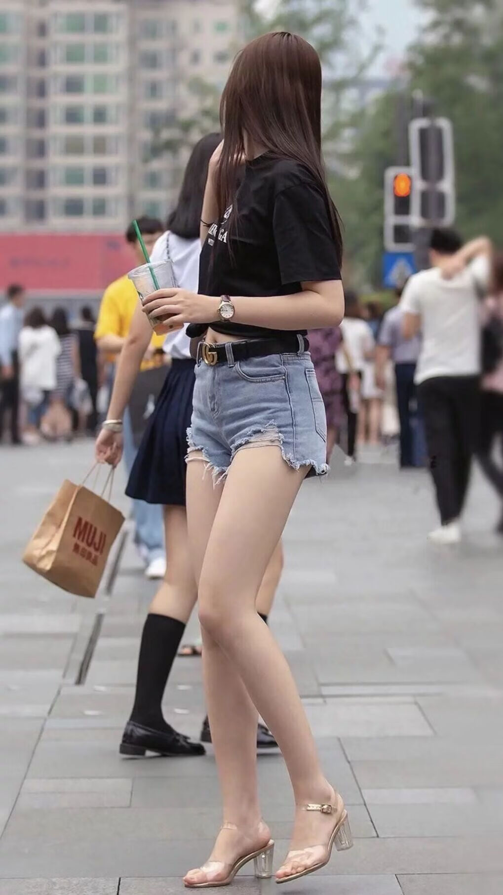 恩比德回归后内线防守明显改善，恩比德复出首战砍下24分8板2助3帽